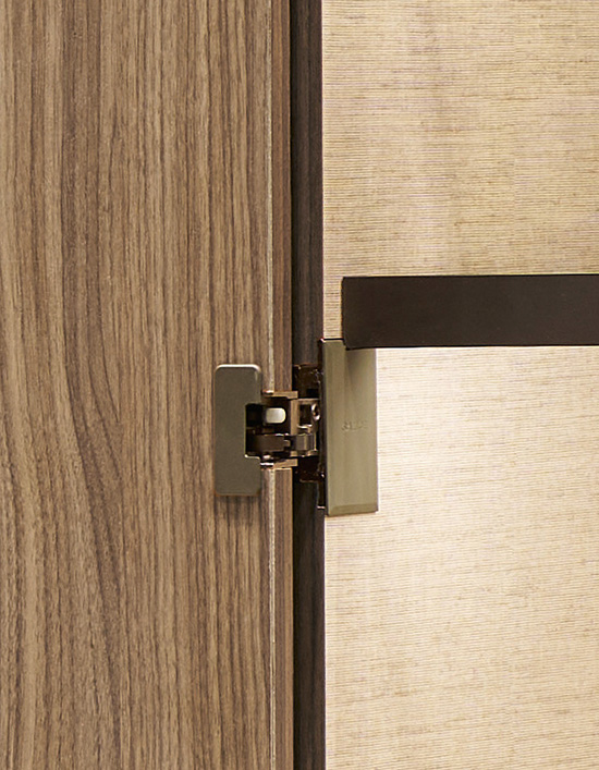 Concealed hinge integrated inside the cabinet